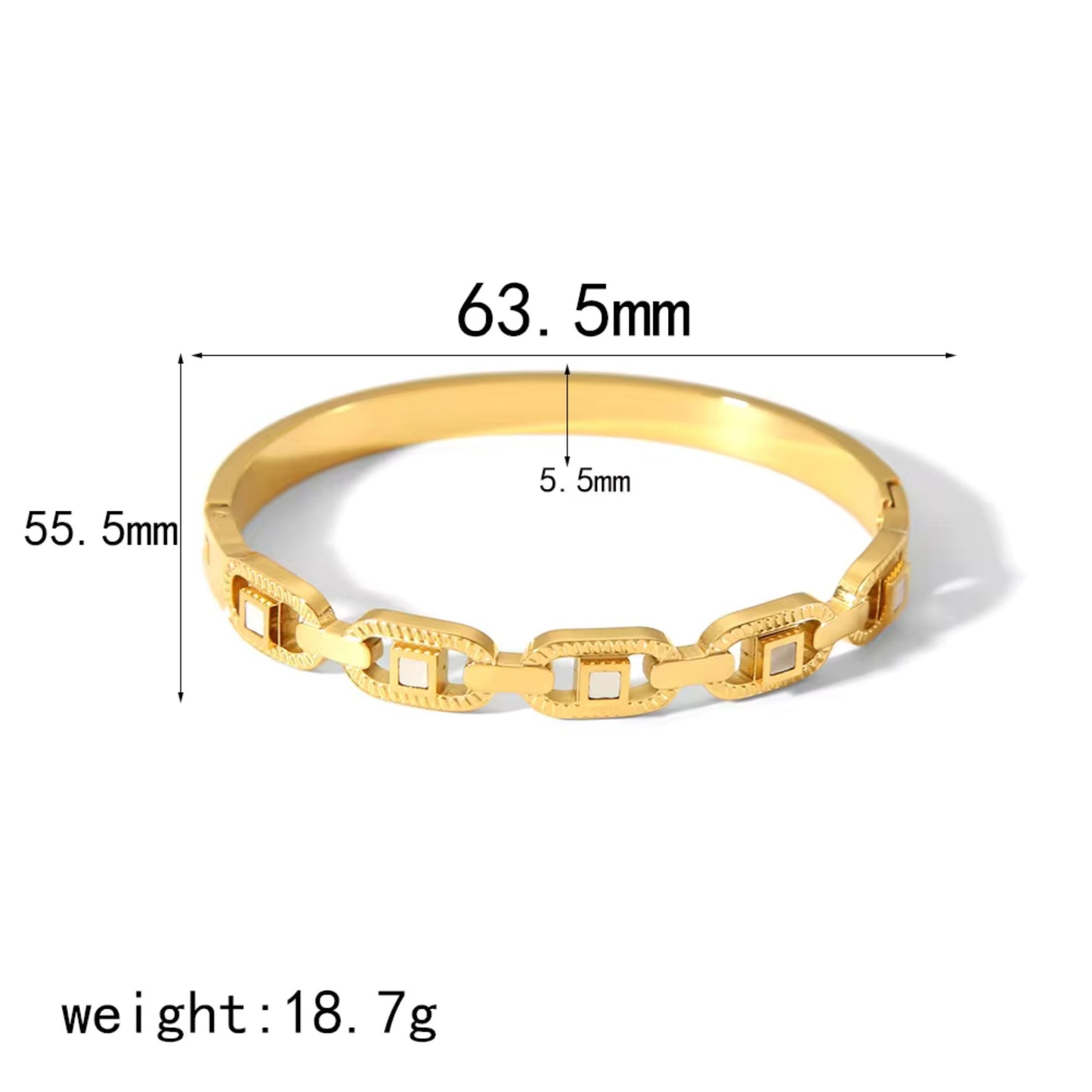 Close-up of the white intricate chain-link details on the Classic Chain-Link Gold Bangle, showcasing its elegant craftsmanship.