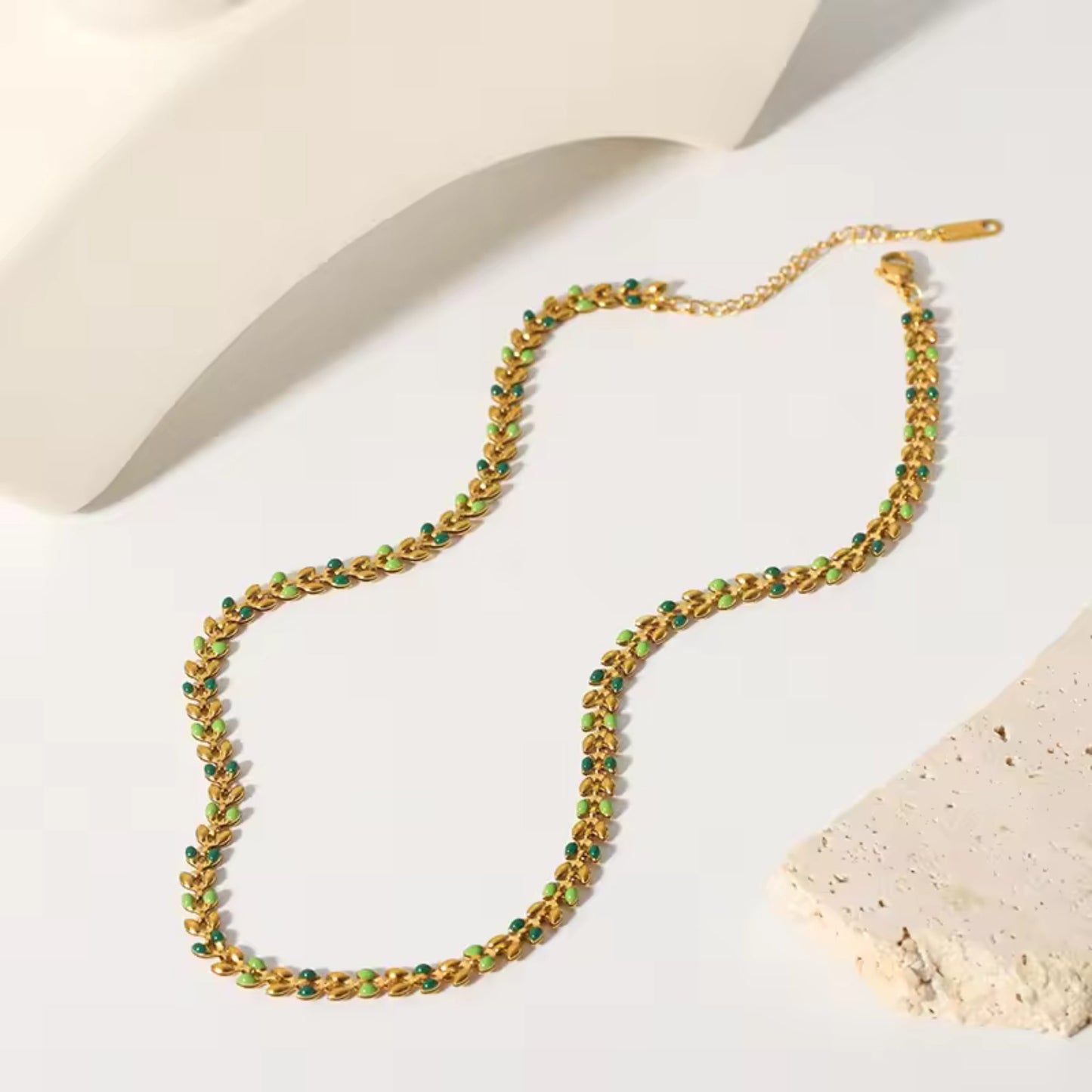 Detail of the adjustable chain and secure clasp on the Colorful Leaf Drop Necklace & Bracelet Set, ensuring a perfect fit.