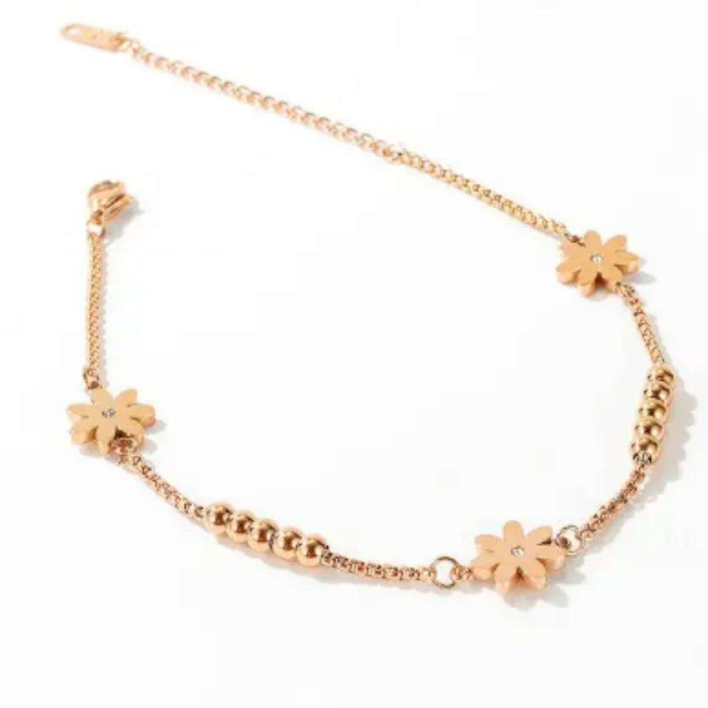 Detailed view of the anklet’s adjustable clasp and 5 cm extender, ensuring a customizable fit.