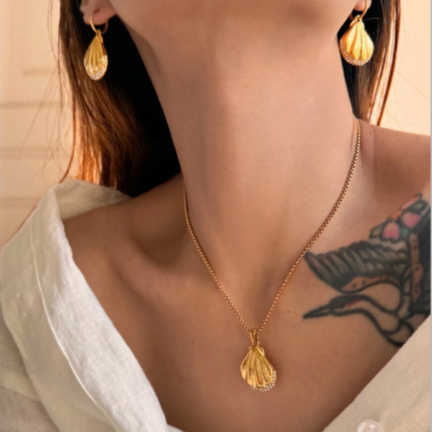 طقم مجوهرات Oceanic Elegance على شكل صدف - مطلي بالذهب عيار 18 قيراطًا مع لمسات من اللؤلؤ