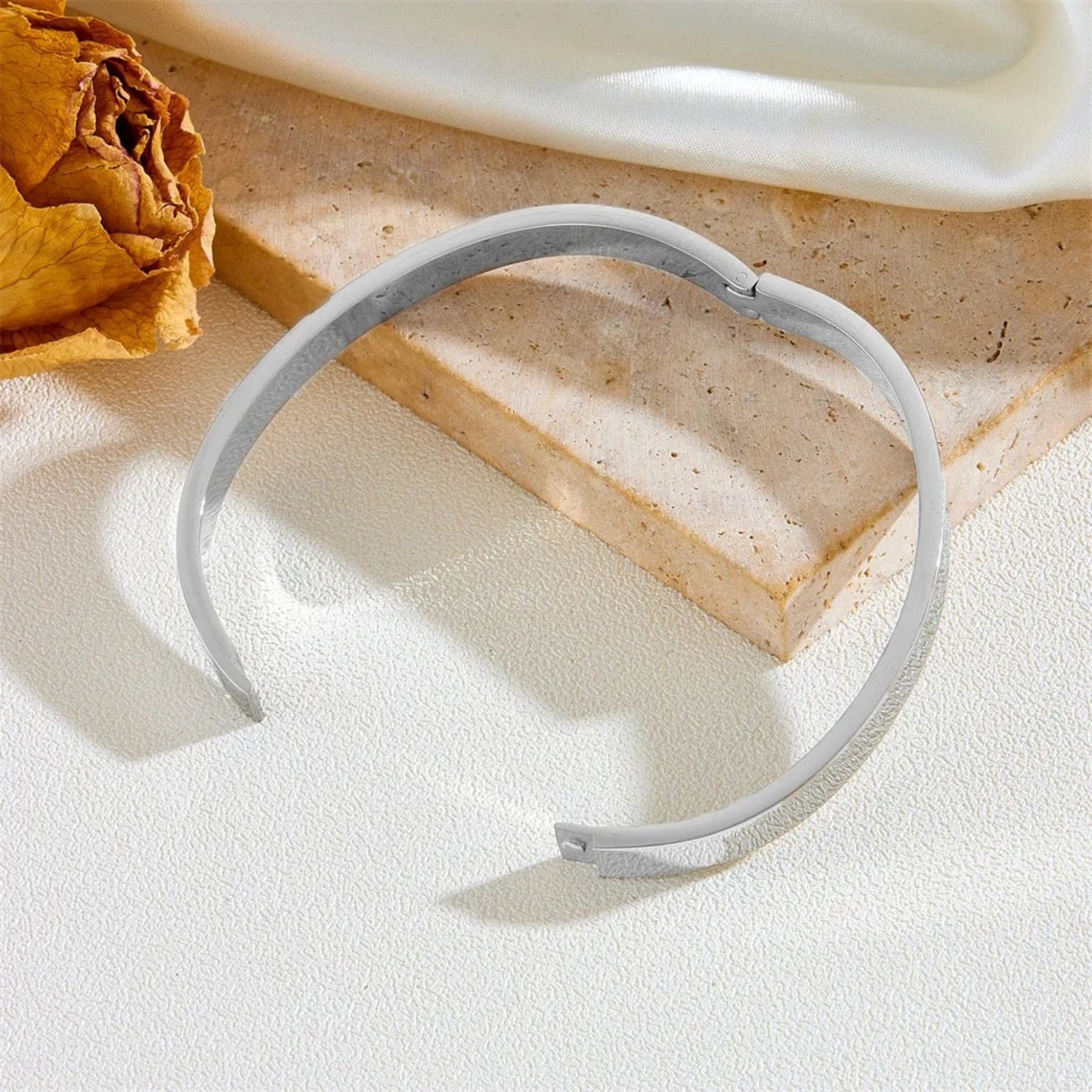 Side view of the Elegance in Pearl Cuff Bracelet, highlighting its 60 mm diameter and sleek design.