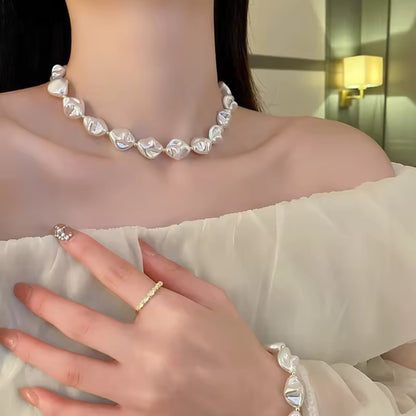 عقد من اللؤلؤ الباروكي اللامع مع مشبك ذهبي