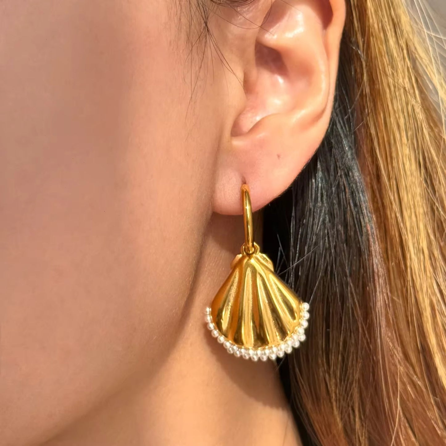 طقم مجوهرات Oceanic Elegance على شكل صدف - مطلي بالذهب عيار 18 قيراطًا مع لمسات من اللؤلؤ